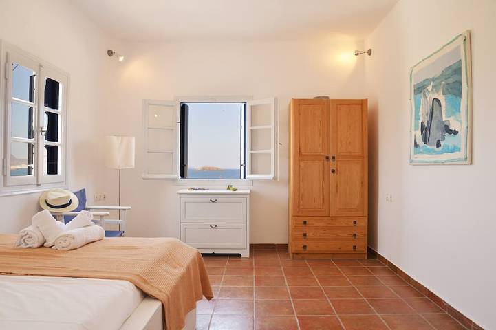 Villa pour 8 personnes, avec jardin ainsi que jacuzzi et balcon, animaux acceptés dans Milos - 4