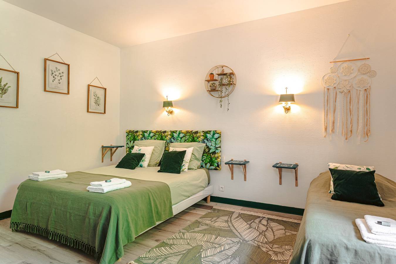 Chambre d'hôtes 'Emeraude' avec piscine partagée, Wi-Fi et climatisation in Genouillé, Région de Rochefort