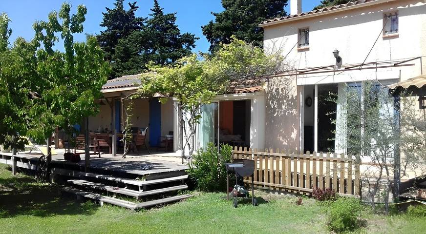 Gîte pour 10 personnes, avec piscine ainsi que terrasse et jardin