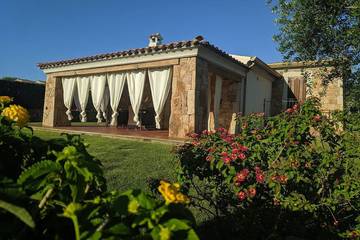 Location de vacances pour 4 personnes, avec balcon et jardin à Tanaunella