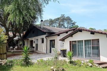 Location de vacances pour 10 personnes, avec jardin ainsi que terrasse et jacuzzi, animaux acceptés à Boucau