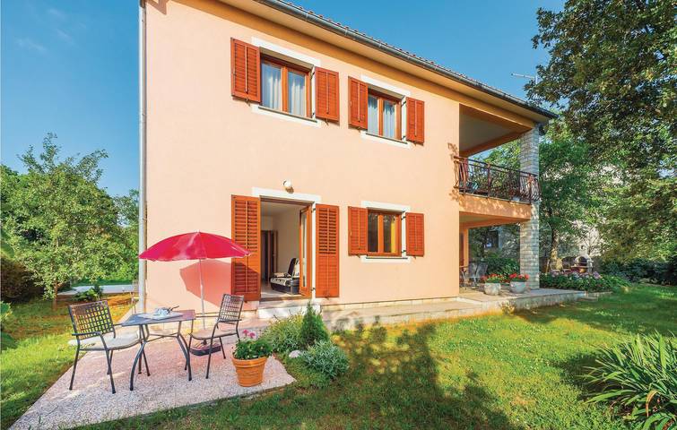 Apartamento vacacional entero, Acogedor apartamento con terraza cerca del centro de la ciudad y de la costa in Presika, Costa Este de Istria