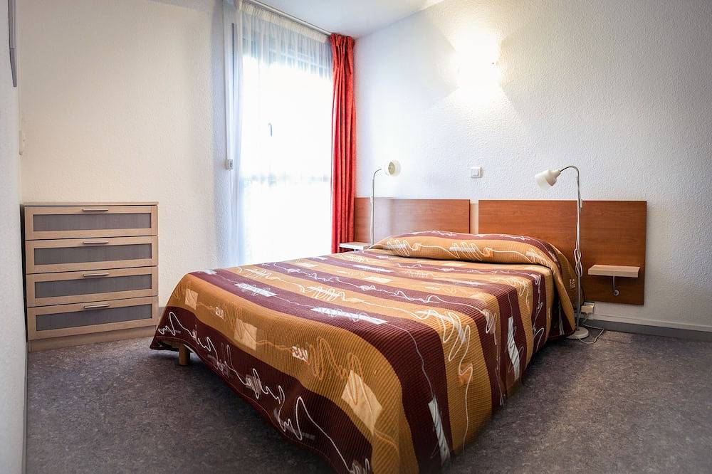 Apartamento entero, 3-star family residence T2 air-conditioned floor with heated swimming pool in Salies-de-Béarn, Béarn