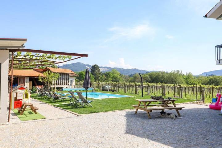 Casa de férias para 9 pessoas, com jardim e piscina e ainda jacuzzi em Marco de Canaveses