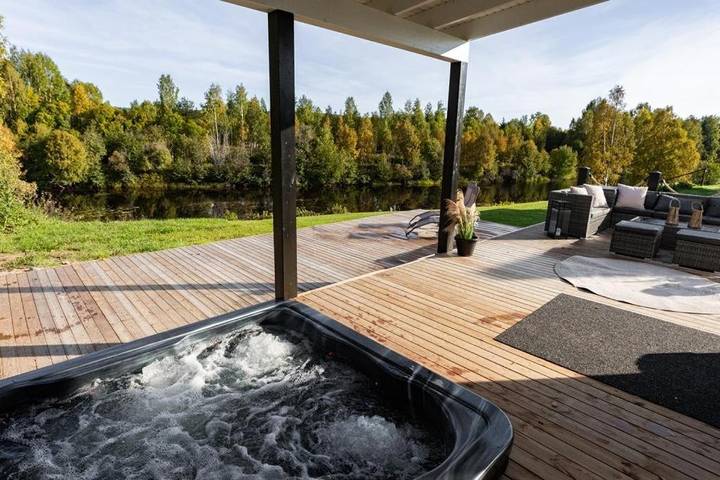 Villa für 5 Personen, mit Terrasse und Whirlpool sowie Sauna