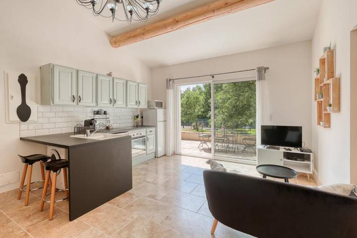 Location de vacances pour 2 personnes, avec jardin ainsi que piscine et terrasse à Saint-Saturnin-lès-Apt - 3