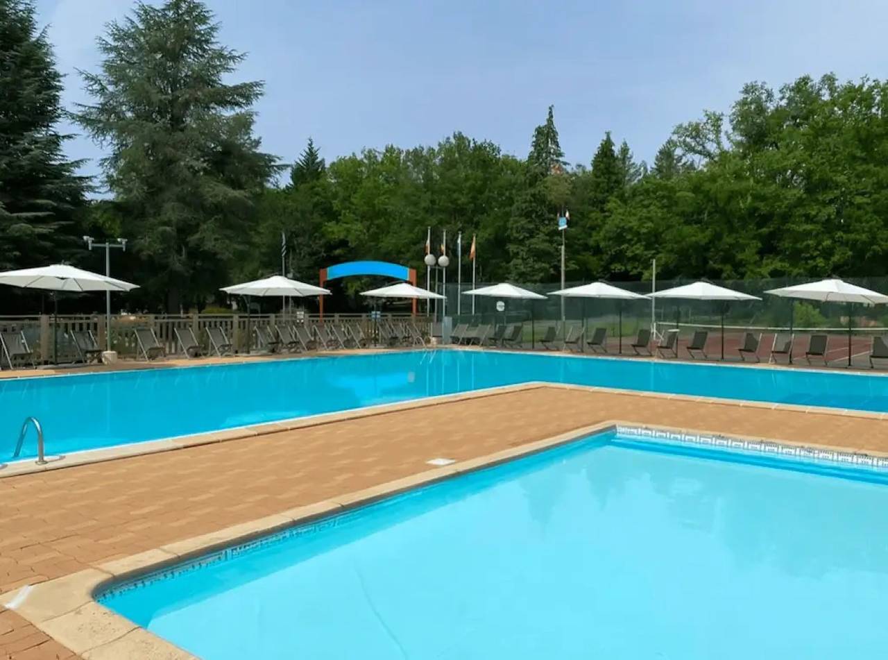 Camping 4 étoiles - Piscine in Sainte-Nathalène, Périgord Noir