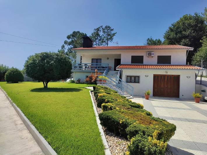 Location de vacances pour 6 personnes, avec terrasse et jardin ainsi que vue et piscine dans Vila Verde - 2