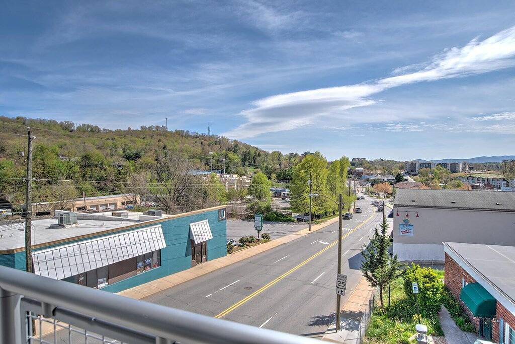 Ganze Wohnung, Luxury Pet Friendly Condo, Downtown Asheville with Heated Balcony in Blue Ridge Parkway, Asheville