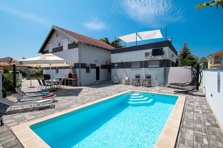 Ferienhaus für 10 Personen, mit Terrasse und Pool