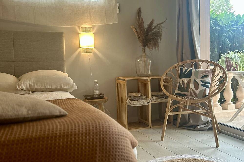 Double room-Luxury-Private Bathroom-Garden view in Plassac, Blaye region