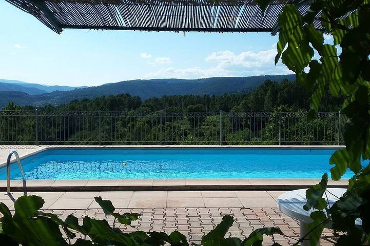 Location de vacances pour 10 personnes, avec terrasse ainsi que jacuzzi et jardin à Chambonas