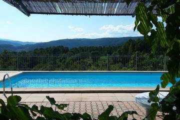 Location de vacances pour 10 personnes, avec terrasse ainsi que jacuzzi et jardin à Chambonas