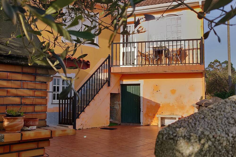 Casita adosada a un paso de Camariñas, en el centro de la Costa da Morte in Camariñas, Costa da Morte