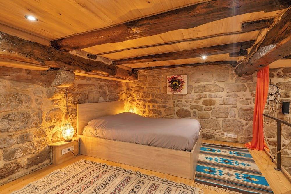 Entire apartment, Atypical accommodation in medieval center in Figeac, Massif Central