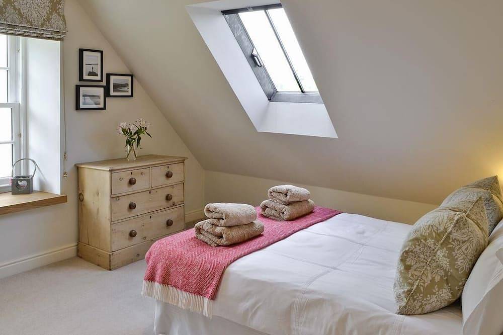 The Arns Cottage is a traditional stone built, cosy and luxurious retreat. in Perthshire