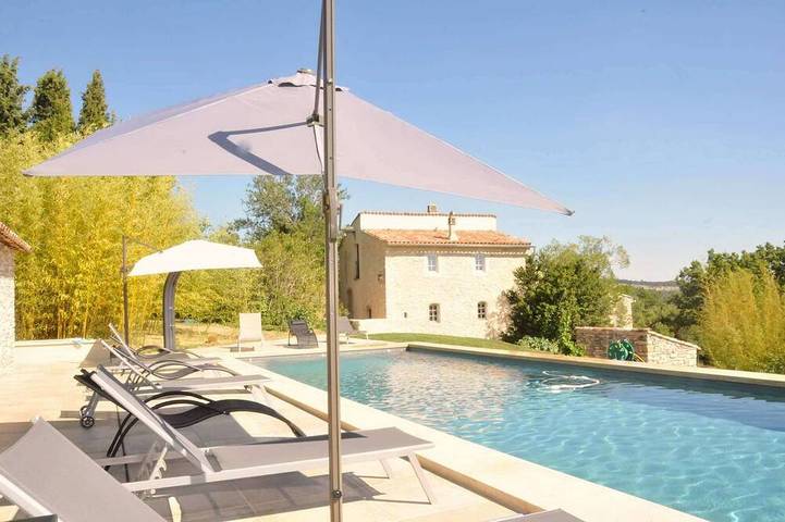 Location de vacances pour 17 personnes, avec jardin ainsi que terrasse et jacuzzi à Sainte-Croix-à-Lauze