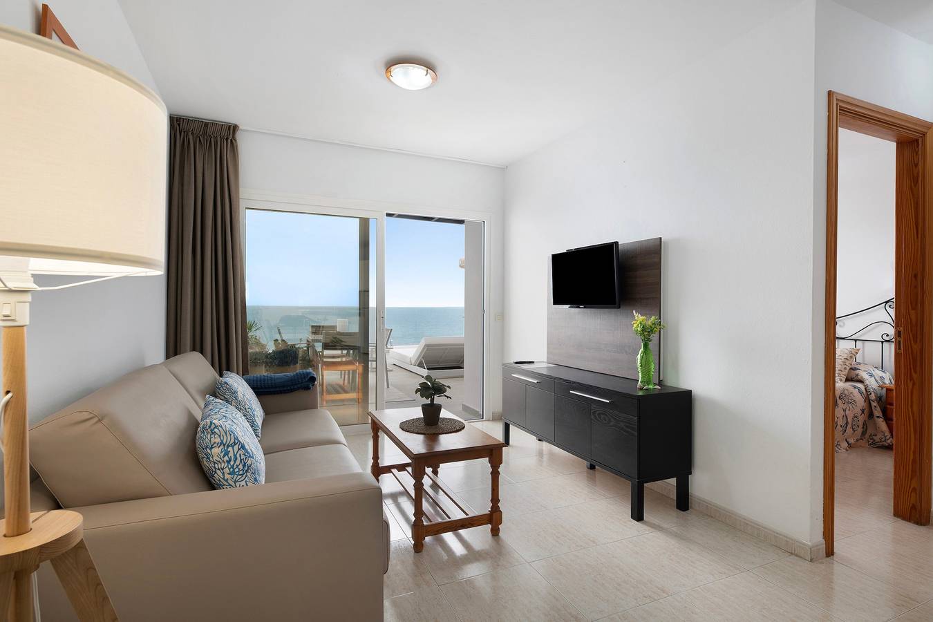 Entire apartment, Holiday Apartment “Callao Beach 8” with Sea View, Terrace & Wi-Fi in Punta de las Mujeres, Haría
