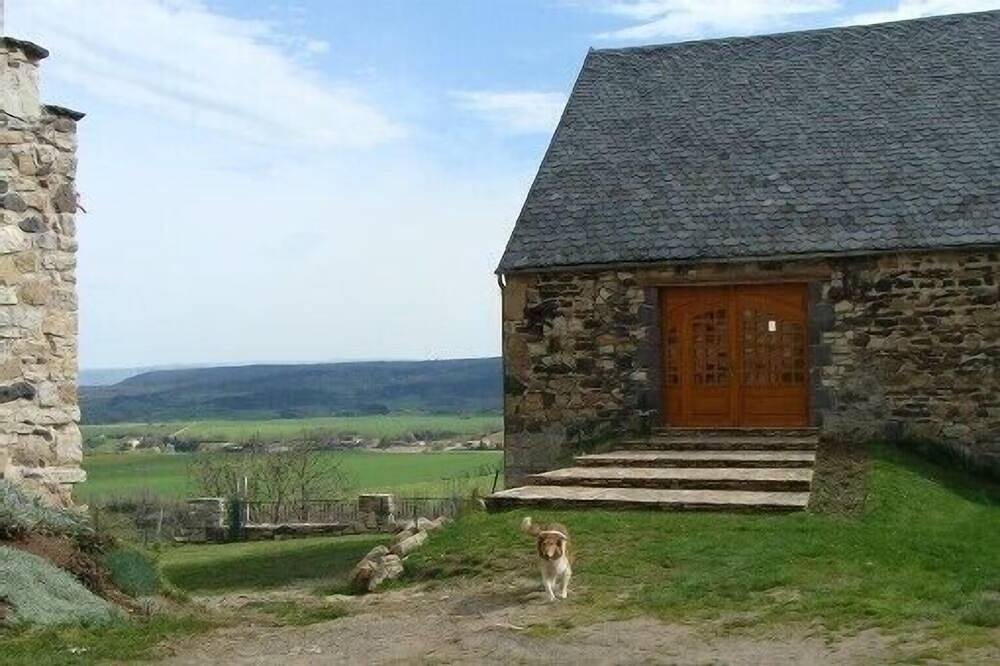 Ancienne ferme rénovée  avec goût, très bon confort, in Ardes, Parc naturel régional des Volcans d'Auvergne