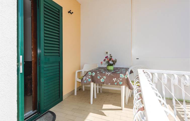 Apartamento vacacional entero, Acogedor apartamento con terraza, WiFi y aparcamiento, a 2,5 km de la playa. in Rogoznica, Condado de Šibenik-Knin