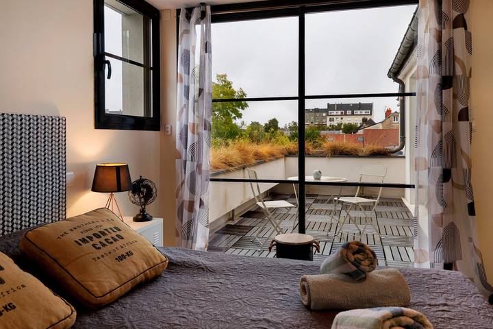 Bed and Breakfast 'Chambre Black and White' con terraza compartida, balcón y Wi-Fi in Caen, Región de Caen