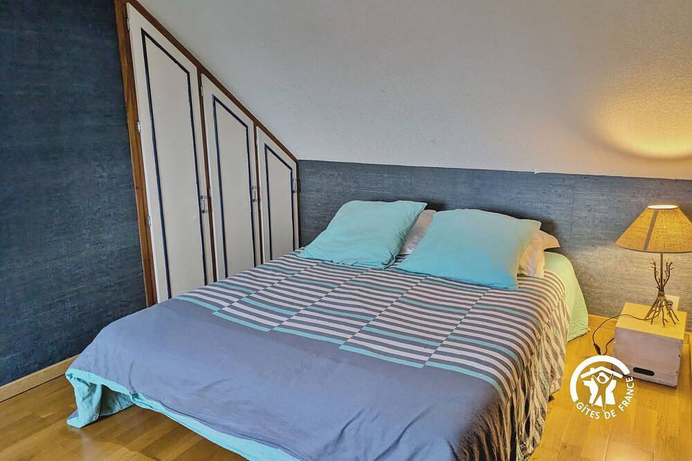 Gîte de charme avec étang privé, activités de loisirs et randonnées, proche villages pittoresques in Saint-Pierre-sur-Orthe, Parc naturel régional Normandie-Maine