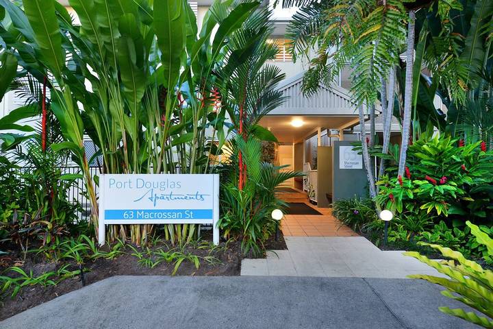 Holiday apartment for 2 people, with hot tub and pool as well as garden and balcony in Port Douglas