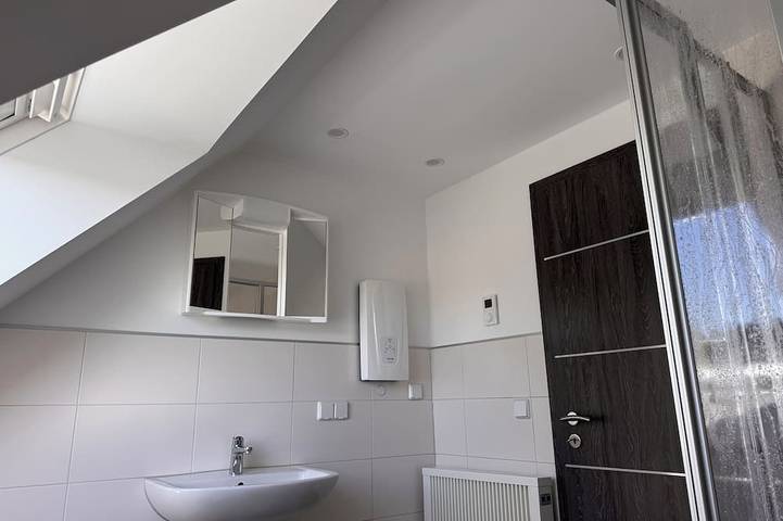 Ganze Wohnung, Schöne Dachgeschoss Wohnung in ruhiger Lage 5 Minuten vom Badesee entfernt in Elsteraue, Burgenlandkreis