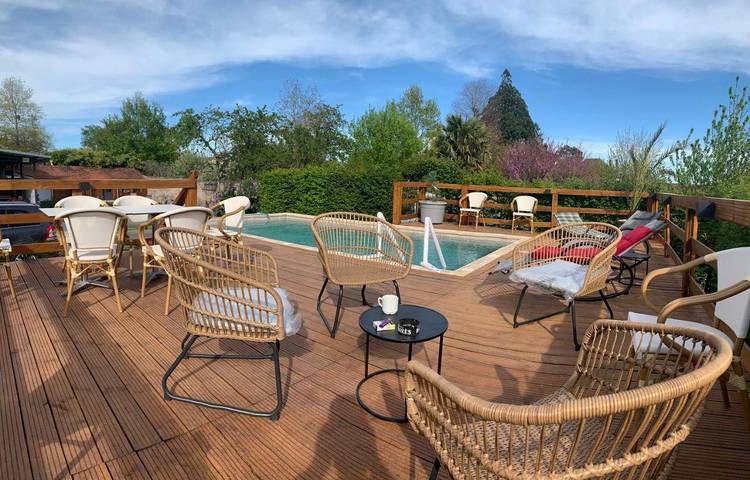 Appartement de vacances pour 4 personnes, avec Terrasse et Jacuzzi ainsi que Jardin et Piscine
