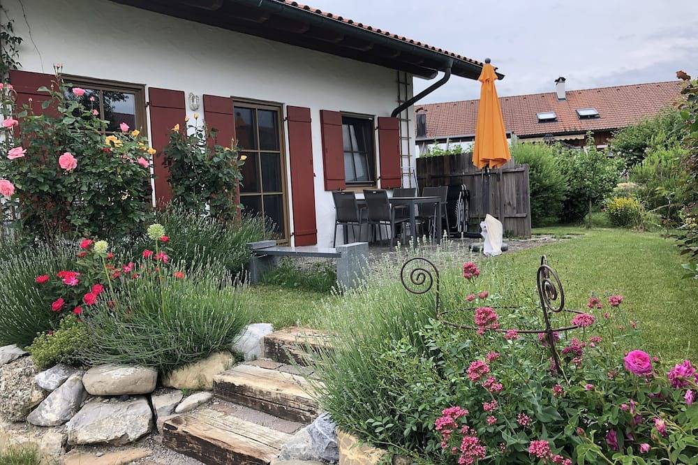 Ganze Wohnung, Schöne Fewo mit Terrasse und Alpenblickab 3 Pers. 2 Schlafzi + 2 Bäder/Wc in Eglofs, Argenbühl