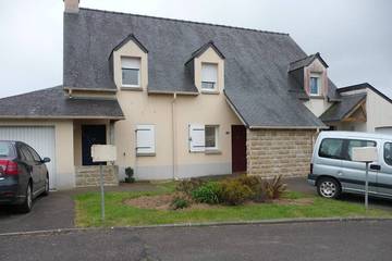 Location de vacances pour 4 personnes, avec terrasse ainsi que piscine et jardin à Pleuven