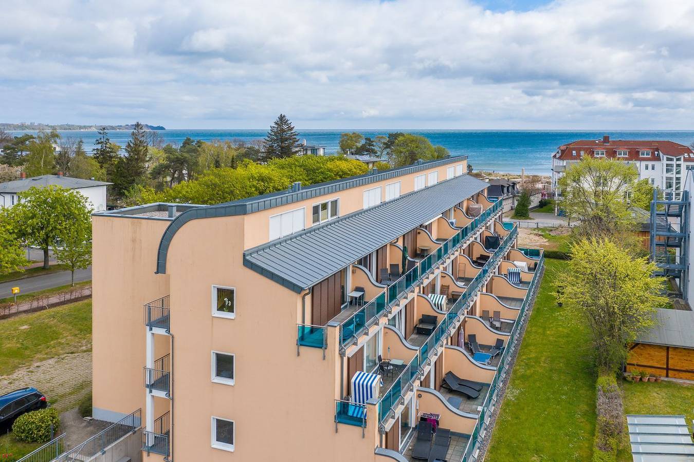 Ganze Wohnung, Helle Ferienwohnung mit großem Südbalkon, wenige Meter zum Strand in Breege, Rügen