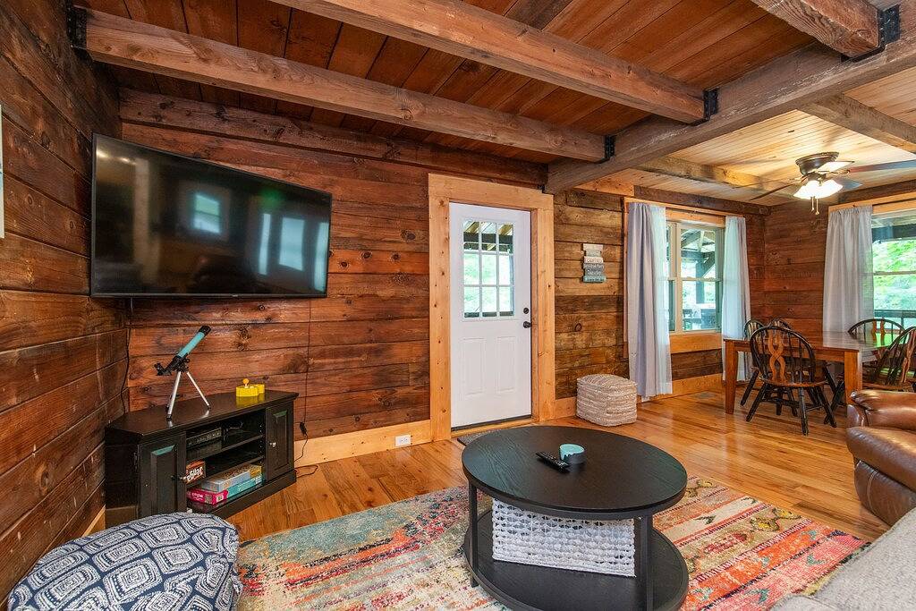 Pilot Point- Hot Tub, Pet Friendly, Firepit, Covered Deck in Daniel Boone National Forest