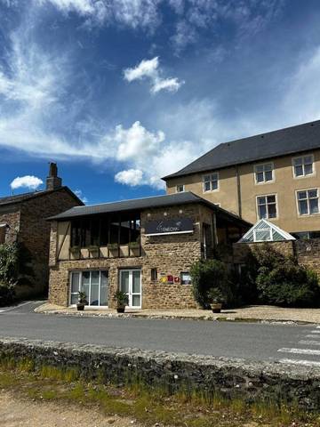 Hôtel pour 2 personnes, avec piscine et terrasse à Sauveterre-de-Rouergue