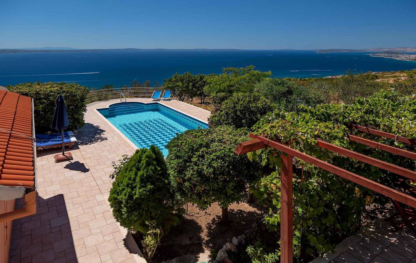 Villa mit Pool und Panorama  in Podstrana, Split-Dalmatien