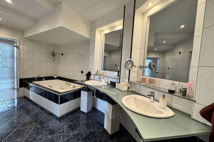 Ganze Wohnung, Schöne Wohnung für 2 Leute mit  W-Lan, Whirlpool, Tv, Innenhof und Haustiere erlaubt in Steinheim, Kreis Höxter