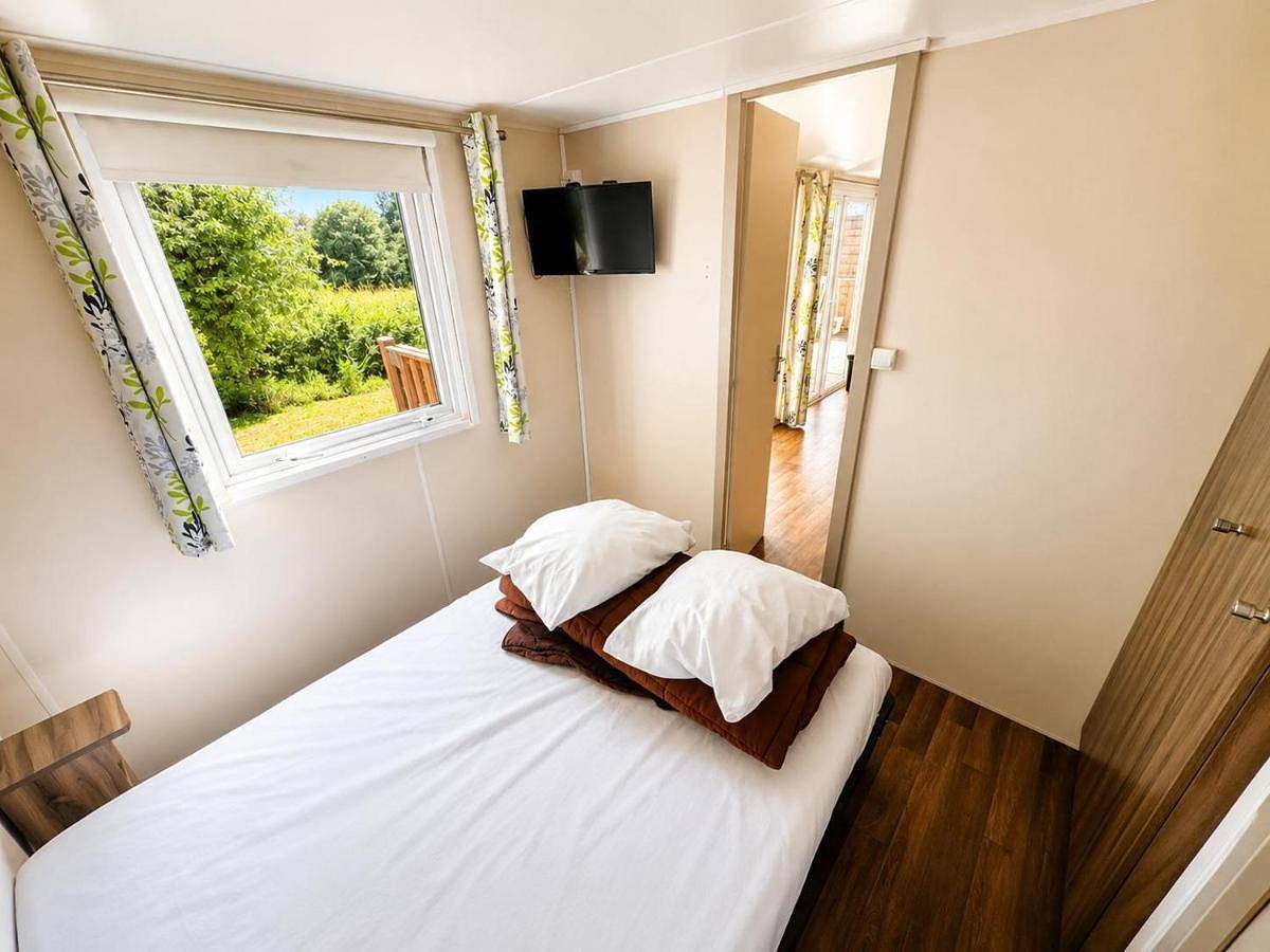 Mobiles Home Xl, trois chambres, deux salles de bain, climatisation, grande terrasse pour 6 personnes in Andonville, Région de Pithiviers
