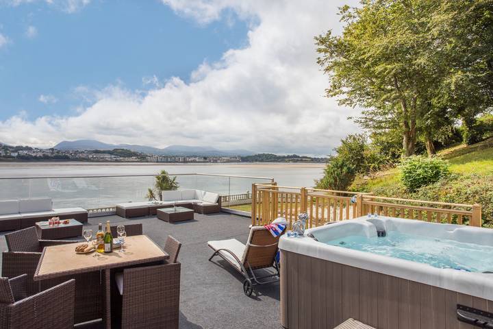 Cottage for 8 people, with Terrace and Garden as well as View on the Isle of Anglesey