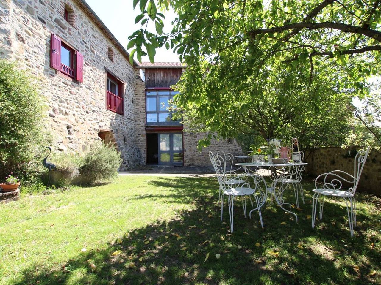 Gîte 4 étoiles au cœur de l’Auvergne avec terrasse, jardin clos et équipements pour enfants in Saint-Beauzire, Haute-Loire