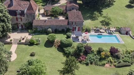 Gîte pour 4 personnes, avec piscine ainsi que jardin et terrasse à Soturac