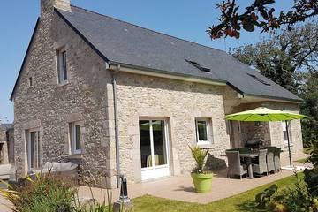 Location de vacances pour 8 personnes, avec terrasse et jardin à Barfleur