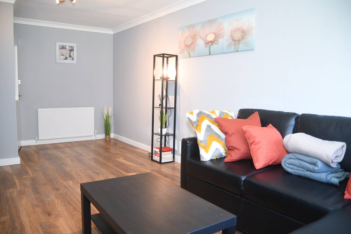 House Sleeps 8 with Garden and Parking in Walsall, Birmingham Area