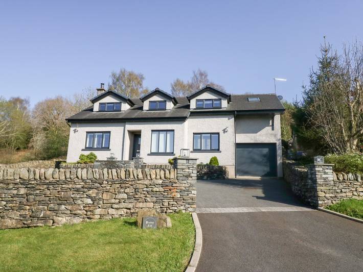 Log cabin for 8 people, with Hot tub and Garden as well as Pool and Sauna in the Lake District