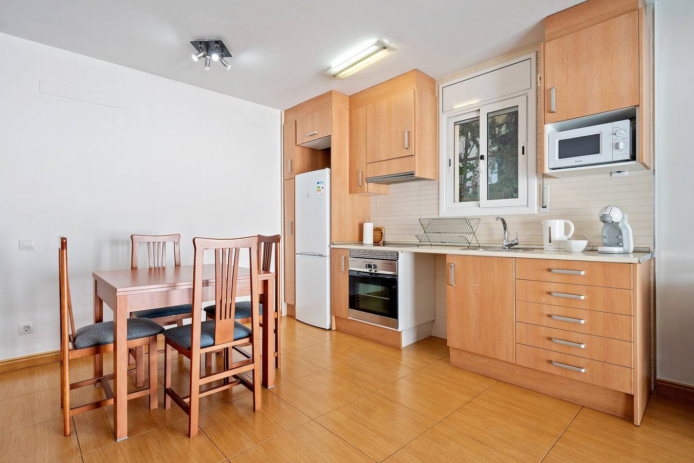 Apartamento entero, Apartamento 'Dorada 1-3' con piscina compartida, terraza privada y Wi-Fi in Calafell, Costa Dorada