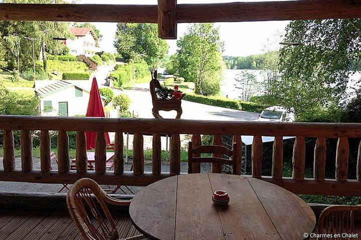 Gîte pour 6 personnes, avec vue sur le lac ainsi que terrasse et piscine dans Lac de Charmes - 2
