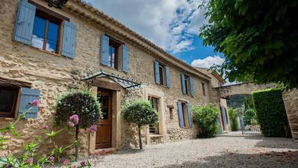 Gîte pour 8 personnes, avec jardin ainsi que terrasse et piscine à Séguret