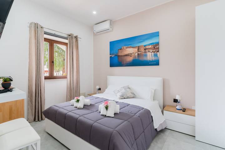 Entire apartment, Luxury 12 - Room 'Sophia' with Shared Terrace, Wi-Fi and Air Conditioning in Tuglie, Gulf of Taranto