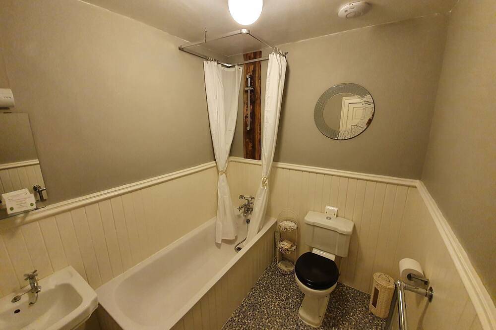Two gorgeous bedrooms in 4* B&B with open countryside views at Parkhead House in West Lothian