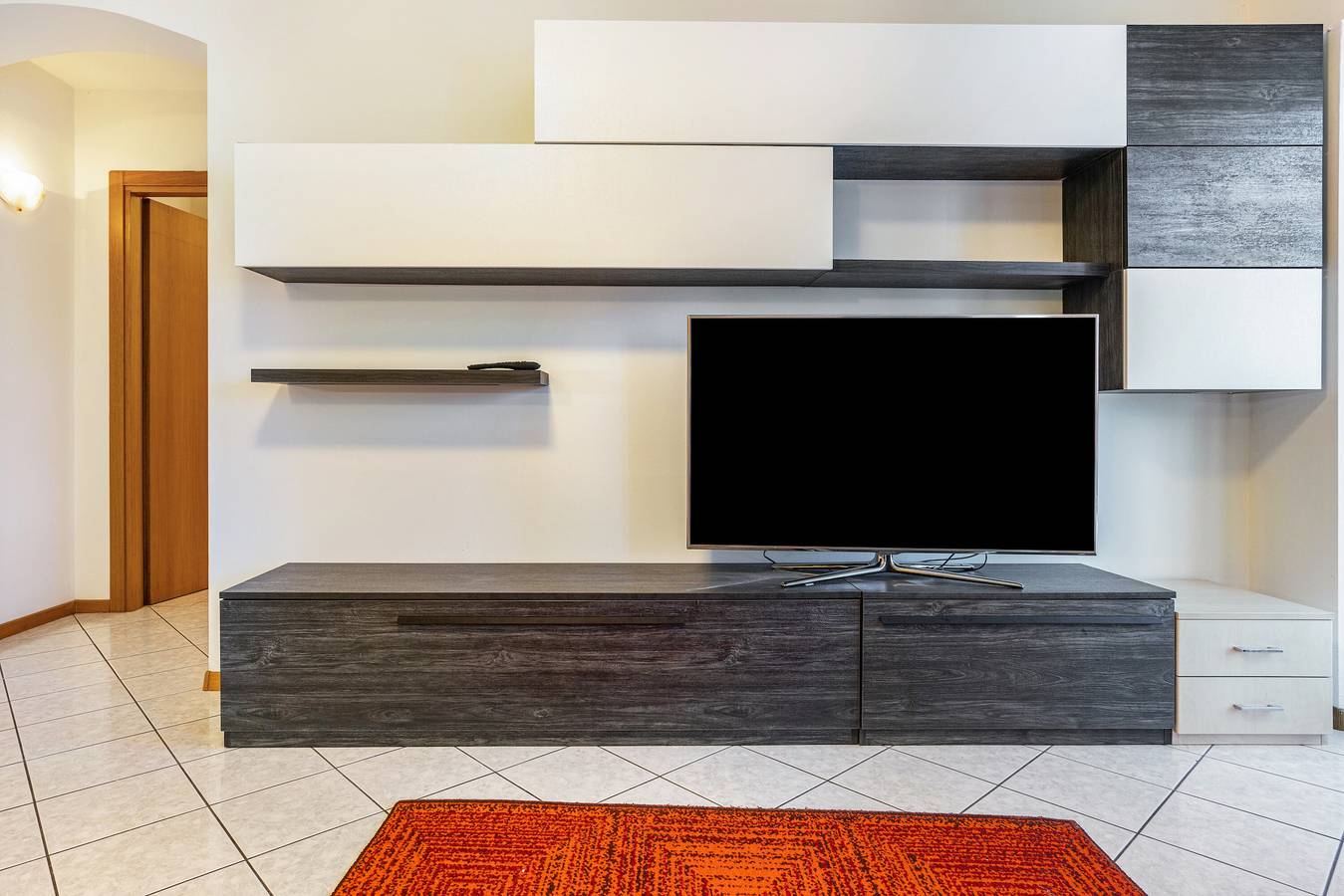 Entire apartment, Apartment 'Appartamento Cles' with Mountain View, Balcony and Wi-Fi in Cles, Brenta group