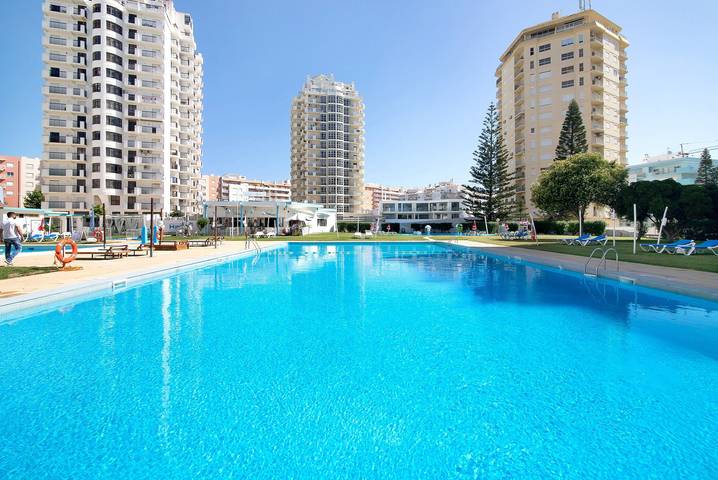 Gîte pour 4 personnes, avec Balcon ainsi que Jardin et Bassin pour enfant à Armação de Pera